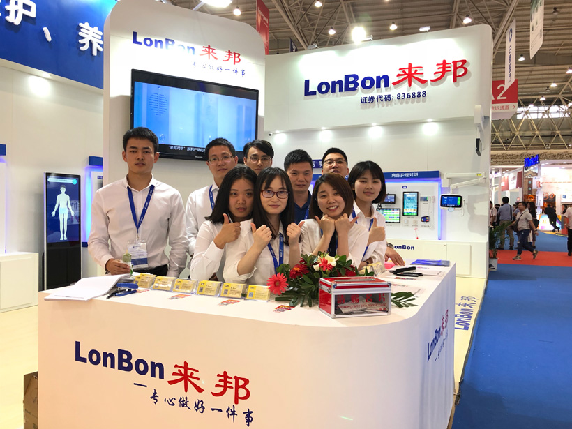 ca88第19届全国医院建设大会展位工作人员合影图